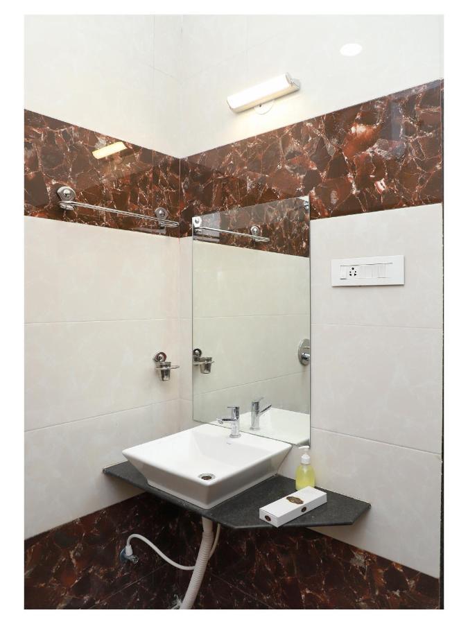 Hotel Opal Plaza Executive Waluj Buzurg Exterior foto